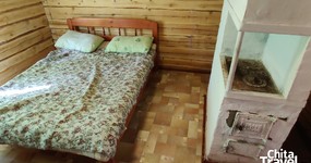 Дом №10 (4 места) - спальные места: 2х спальная, кровать, двухъярусная кровать, тумбочка, печь (апрель 2024). 