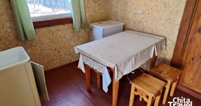 Дом №2 (комната 1) - веранда: столь, стулья, холодильник, эл.чайник (апрель 2024).