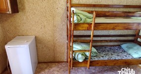 Дом №11 (комната 1 - 4 места) - 2 односпальные кровати, двухъярусная кровать, тумбочка, холодильник, эл.чайник, стол, стулья (апрель 2024). 