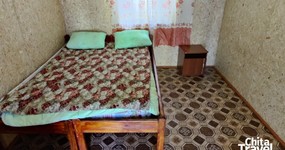 Дом №11 (комната 2 - 2 места) - 2 односпальные кровати, тумбочка, холодильник, эл.чайник, стол, стулья (апрель 2024). 