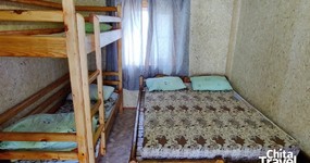 Дом №11 (комната 4 - 4 места) - 2 односпальные кровати, двухъярусная кровать, тумбочка, холодильник, эл.чайник, стол, стулья (апрель 2024). 