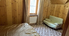 Благоустроенный коттедж (6-8 мест): спальные места: 2-х спальная кровать, 2-х спальный диван, стол (апрель 2024).