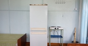 Корпус 1 №10 - 3 деревянные односпальные кровати. Отдельный вход. Стол, два стула. Холодильник, плитка, эл.чайник (июнь 2022).