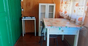 Дом №3 - кухонная зона (холодильник, эл.плита, стол, стулья). Спальные места (4 односпальные деревянные кровати, тумбочки) (июнь 2023).