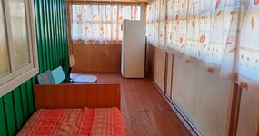 Дом №3 - кухонная зона (холодильник, эл.плита, стол, стулья). Спальные места (4 односпальные деревянные кровати, тумбочки) (июнь 2023).