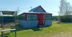 Дом №6 - кухонная зона (холодильник, эл.плита, стол, стулья). Спальные места (4 односпальные деревянные кровати, тумбочки) (июнь 2023).
