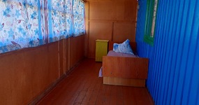 Дом №6 - кухонная зона (холодильник, эл.плита, стол, стулья). Спальные места (4 односпальные деревянные кровати, тумбочки) (июнь 2023).