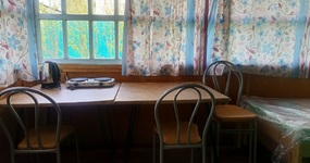 Дом №12 (4-6 мест) - веранда: холодильник, эл.чайник, эл.плитка, стол, стулья, 2 односпальные кровати (июнь 2023).