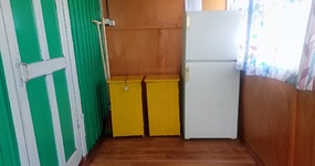 Дом №12 (4-6 мест) - веранда: холодильник, эл.чайник, эл.плитка, стол, стулья, 2 односпальные кровати (июнь 2023).