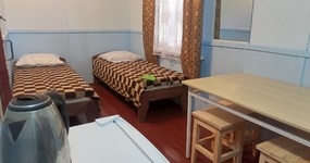 №6 (4 места) - 2 односпальные, двухъярусная кровать, стол, стулья, эл.чайник, холодильник, вид на террасу (июнь 2023).