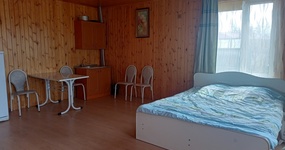 №8 - 2  двуспальные кровати, кухонная зона: холодильник, чайник, стол, стулья (май 2022).