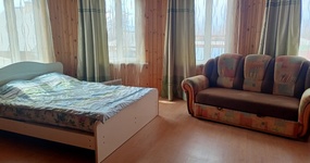№8 - 2  двуспальные кровати, кухонная зона: холодильник, чайник, стол, стулья (май 2022).
