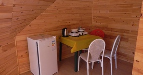 №15 - кухонная зона: холодильник, чайник, стол, стулья, обогреватель (фото май 2021)