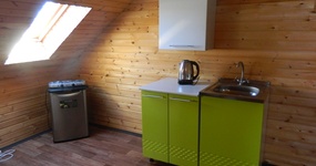 №17 - кухонная зона: холодильник, чайник, стол, стулья, обогреватель (фото май 2021)