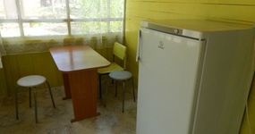 Дом №6 (веранда) - кухонная зона: холодильник, эл.чайник, эл.плита, умывальник, стол, стулья (июнь 2022).