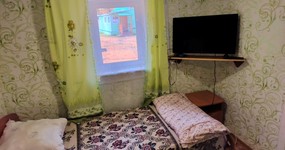 Дом №3 комната - 2-х спальный диван, односпальная кровать, столик, телевизор (октябрь 2023).