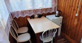 Дом №12 веранда - стол, стулья, холодильник, чайник (октябрь 2023).