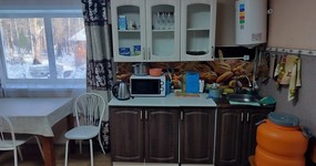 Кухонная зона: холодильник, чайник, плитка, микроволновка, кухонный гарнитур, умывальник (декабрь 2023).