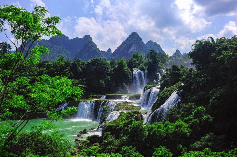 Зрелищный Фестиваль водопада Дэтянь во Вьетнаме