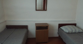На втором этаже шесть двухместных номеров: 2 кровати деревянные, стол, стул, тумбочка, вешалка, зеркало.