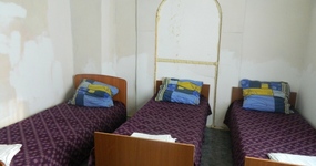 3-х местная комната - односпальные кровати, стол, стулья