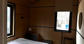 2-х этажный дом №4 (до 6 мест) 1 этаж: две 2-х спальные кровати, 2-х спальный диван. кухонная зона: раковина, эл.чайник, фильтр для очистки воды, микроволновка, холодильник. Сан.узел: раковина, унитаз, душ (май 2026)