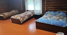 Коттедж №3 (1 этаж) - Комната 1: 1 двуспальная кровать, 4 односпальные кровати (июль 2025).