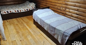 Коттедж №3 (2 этаж) - Комната 1: двуспальная кровать, односпальная кровать (июль 2025).