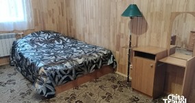 №1 (5 места) - 2 этаж. Двуспальная кровать, три односпальные кровати, трюмо с зеркалом, пуф, комод, торшер (июль 2025).