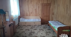 №1 (5 места) - 2 этаж. Двуспальная кровать, три односпальные кровати, трюмо с зеркалом, пуф, комод, торшер (июль 2025).