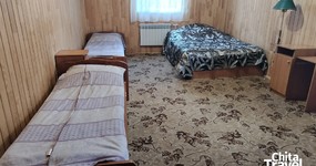 №1 (5 места) - 2 этаж. Двуспальная кровать, три односпальные кровати, трюмо с зеркалом, пуф, комод, торшер (июль 2025).