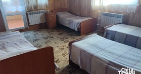 №2 (7 мест) комната №1 - 2 этаж. Четыре односпальные кровати, комод, тумба, лоджия с видом на озеро (июль 2025).