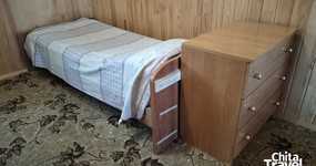 №2 (7 мест) комната №2 - 2 этаж. 1 односпальная кровать и 1 двуспальная кровать, комод, тумба (июль 2025).
