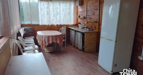 Дом №7 - кухонная зона: стол, табуреты, холодильник, эл. плита, эл. чайник, кухонный гарнитур, умывальник летний (июль 2025).