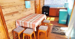 Дом №4 -  кухонная зона: холодильник, эл.плита, чайник, стол, стулья, умывальник (май 2024).