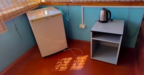 Дом №5 - кухонная зона: холодильник, эл.плита, чайник, стол, стулья, умывальник (май 2024).