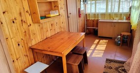 Дом №6 - кухонная зона: холодильник, эл.плита, чайник, стол, стулья, умывальник (май 2024).