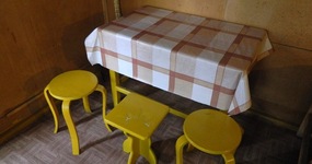 В доме: 3 односпальные деревянные кровати, обеденный стол, 3 стула, чайник, столешница для кухонных принадлежностей с полкой