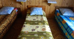 Спальные места в комнате №1, 2 и 5 (по четыре односпальные кровати)