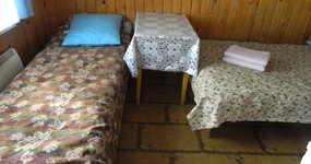 В доме: одна двуспальная и одна односпальная кровать, стол, стулья, печь, умывальник, телевизор, зеркало