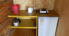 Кухонная зона на веранде: холодильник, плита, чайник