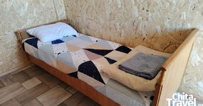 Сдвоенный дом №21/1 (3 места). Внутри: 2-х спальная кровать, односпальная кровать, холодильник, эл.чайник, веранда: стол, скамейки (июль 2025).