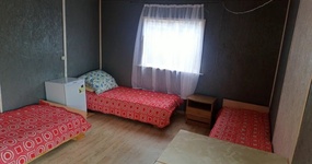 Дом №21/2 (4-7 мест) - три полутороспальные кровати, одна односпальная кровать (холодильник стоит не постоянно в домике!!!) (август 2022). 