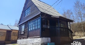 Дом №1 (6-11 мест) - 2-х этажный дом рассчитан на 6-11 мест, общая веранда: холодильник, чайник, стол, стулья, спальные места: односпальные кровати, 2-х спальные диваны.