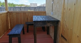 Дом №28 (веранда) - стол, лавочки (июнь 2023).