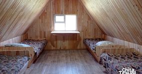 Дом №16: четыре деревянные кровати, стол, табуреты, холодильник, эл. чайник, вешалка, зеркало (июнь 2023).