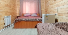 №2 (3 места) - 1 этаж. Одна односпальная кровать, одна двуспальная кровать, 3 тумбочки, холодильник, ТВ. Окна выходят на дровяной склад (август 2022).