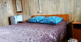 2-х местный номер: двуспальная кровать, тумбочки, стол, стулья, телевизор, зеркало, маленький холодильник, балкон с видом на озеро (май 2025).