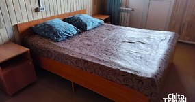 2-х местный номер: двуспальная кровать, тумбочки, стол, стулья, телевизор, зеркало, маленький холодильник, балкон с видом на озеро (май 2025).