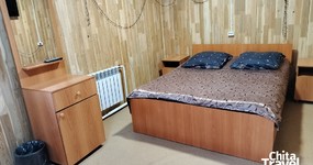 3-х местный номер: двуспальная кровать, односпальная кровать, тумбочки, шкаф с зеркалом, телевизор, маленький холодильник, балкон: стол, стулья (май 2025).